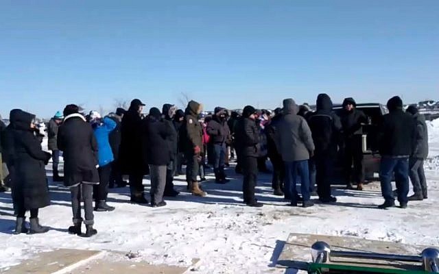 Des dizaines de personnes assistent aux funérailles du survivant de la Shoah Eddie Ford à Toronto, Canada, le 31 janvier 2019 (Capture d'écran via Ynet News)
