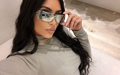 La star de la téléréalité américaine Kim Kardashian avec des lunettes israéliennes. (Crédit : Twitter)