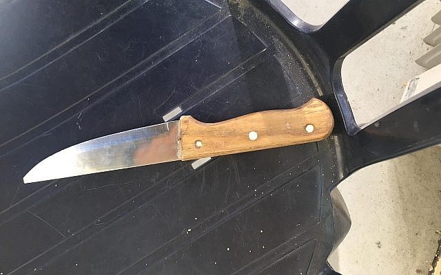 Un couteau transporté par un Palestinien qui a tenté d'entrer au tombeau des Patriarches dans la ville de Hébron, en Cisjordanie, le 3 février 2019 (Crédit : Police israélienne)