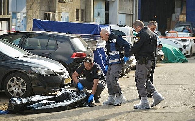 La police inspecte la scène où un homme a été abattu à Holon, le 14 février 2019 (Flash 90)