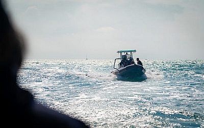 Des rangers marins patrouillent dans les eaux à proximité d'Hadera dans le centre d'Israël, le 19 février 2019. (Luke Tress/Times of Israel)