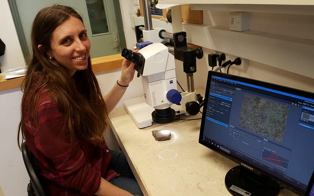 Rivka Chasan, étudiante en doctorat à l'université d'Haïfa, devant un microscope dans son laboratoire le 30 janvier 2019. (Photo personnelle).