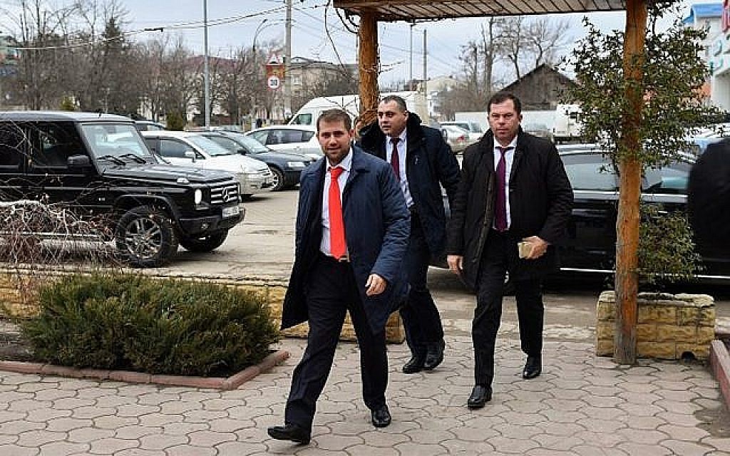 Le candidat israélo-moldave Ilan Shor, businessman, chef de son parti et maire de la ville d'Orhei, durant un meeting de campagne à Comrat, le 15 février 2019. (Crédit : Daniel Mihailescu/AFP)