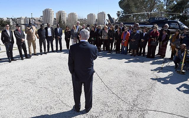 Benjamin Netanyahu s'adresse aux ambassadeurs des Nations unies devnat son bureau de Jérusalem, le 3 février 2019. (Crédit : Haim Tzach/GPO)