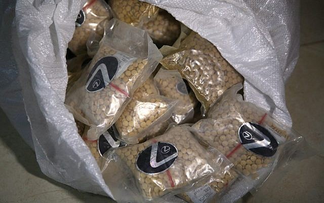 Des sacs de drogues confisqué à l'unité anti-narcotique du poste de police d'Amman, le 7 janvier 2019. (Crédit Khalil MAZRAAWI / AFP)