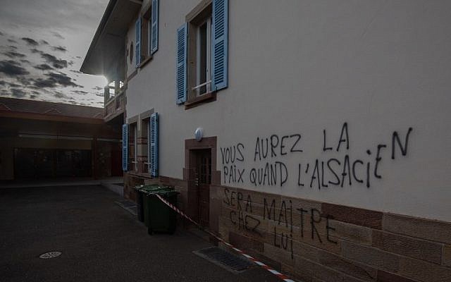 Des inscriptions antisémites sur la façade de la mairie d'Heiligenberg, en Alsace, le 12 mars 2019. (Crédit : PATRICK HERTZOG / AFP)