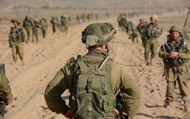 Photo d'illustration : Un officier à la tête de ses troupes avant d'entrer dans Gaza, au mois d'août 2014 (Crédit : Porte-parole de l'armée israélienne /Flickr)