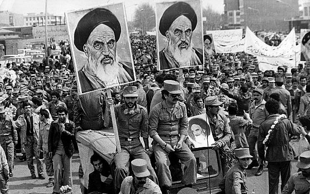 Les soldats de l'armée de la république islamique iranienne avec des posters de l'Ayatollah Khomeini pendant la révolution de 1979 (Crédit : Keystone/Getty Images/via JTA)