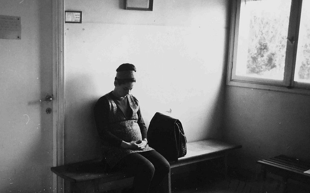A la clinique, Orna attend son rendez-vous avec son médecin, 24 février 1967. © Micha Bar-Am / Magnum Photos / Courtesy CLAIRbyKahn