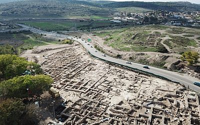 Un vaste périmètre industriel consacré à l'huile d'olive et construit au 7ème siècle avant l'ère commune découvert durant des fouilles à Tel Beit Shemesh. (Autorisation : Autorité israélienne des Antiquités, photographie : Tal Rogovsky)