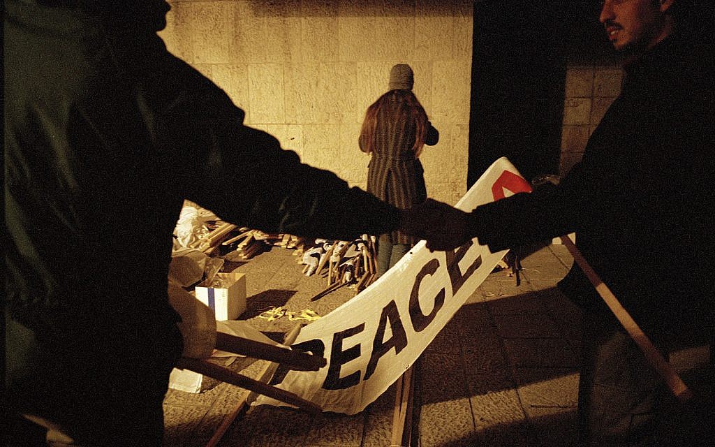 Manifestation La Paix maintenant, Jérusalem, février 2001. © Thomas Dworzak / Magnum Photos / Courtesy CLAIRbyKahn