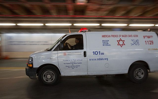 Une ambulance du Magen David Adom devant l'hôpital Shaaré Tzedek, à Jérusalem, le 13 décembre 2018. (Crédit : Noam Revkin Fenton/Flash90)