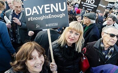 La présidente du Conseil des députés britanniques, Marie van der Zyl, au centre avec une pancarte, se joint aux manifestants lors d'une manifestation contre l'antisémitisme dans la politique britannique au Parlement britannique, en mars 2018. Illustration (Crédit : Autorisation)