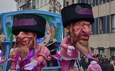 Le char du carnaval d'Alost en Belgique représentant des caricatures de Juifs orthodoxes assis sur des sacs d'argent, le 3 mars 2019. (Crédit : FJO, via JTA)