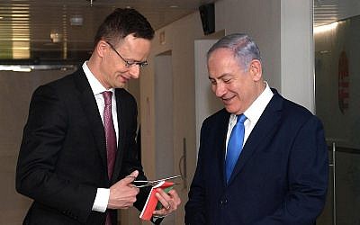 Le ministre hongrois des Affaires étrangères Péter Szijjártó et le Premier ministre Benjamin Netanyahu lors de l'ouverture de la mission commerciale de la Hongrie dans le centre de Jérusalem, le 19 mars 2019. (Crédit : Amos Ben Gershom/GPO)