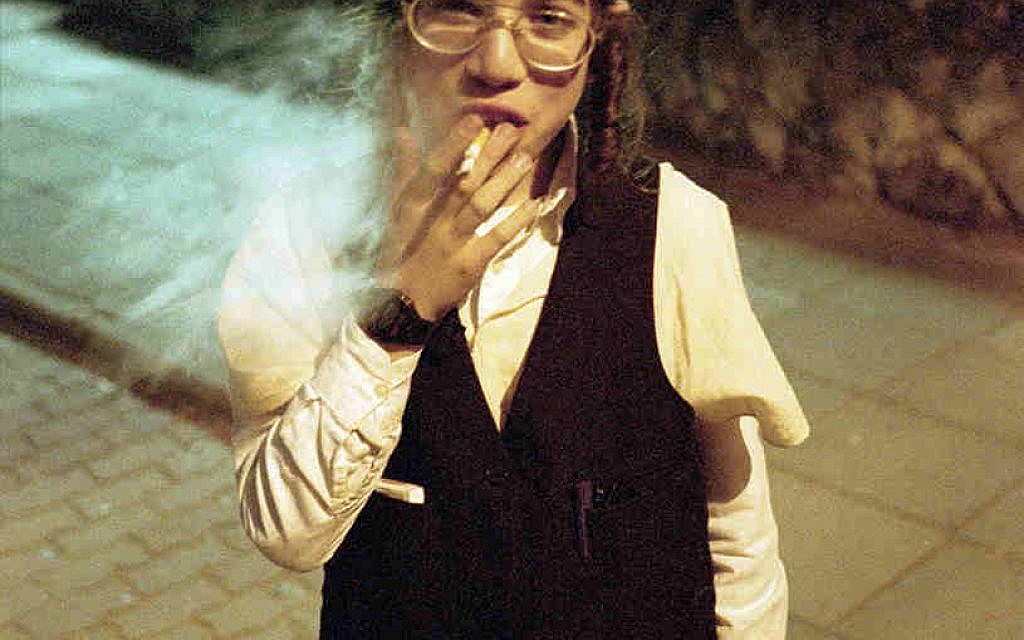 Un jeune juif orthodoxe autorisé à fumer lors des célébrations de Pourim à Bnei Brak près de Tel Aviv, mars 1998. © Patrick Zachmann / Magnum Photos / Courtesy CLAIRbyKahn