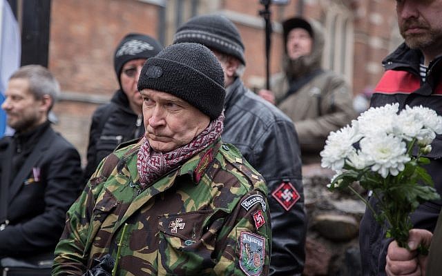 Un homme participe à une marche pour honorer les membres des unités SS de la Légion lettone à Riga, Lettonie, le 16 mars 2019. (Autorisation : JFDA e.V. / Grischa Stanjek)