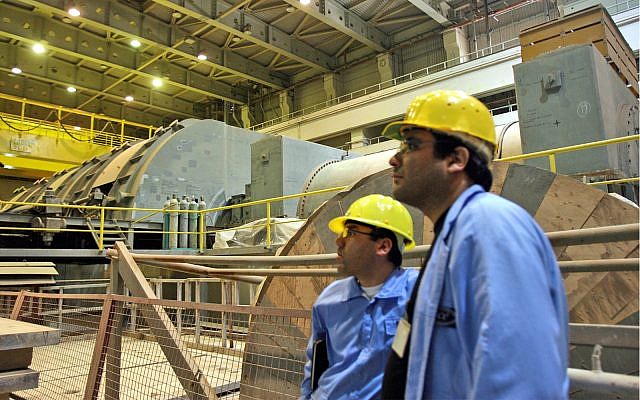 Sur cette photo de l'agence de presse chinoise Xinhua News, les ouvriers travaillent sur la construction d'une turbine dans la centrale nucléaire de  Bushehr , dans la ville portuaire de Bushehr, dans le sud du pays, le 25 février 2009 (Crédit : AP Photo/Xinhua, Liang Youchang)