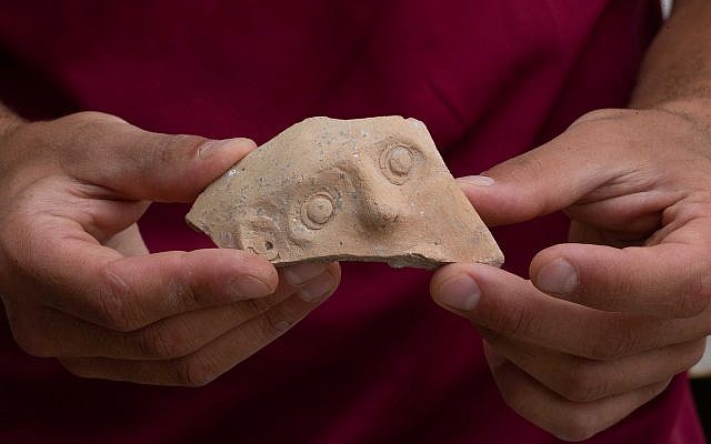 Ce fragment d'un Bes Vessel de l'époque perse (4e-5e siècle avant l'ère commune) a été découvert dans une grande fosse à ordure lors des fouilles du parc de stationnement Givati dans la Cité de David à Jérusalem. (Crédit : Eliyahu Yanai, Cité de David)