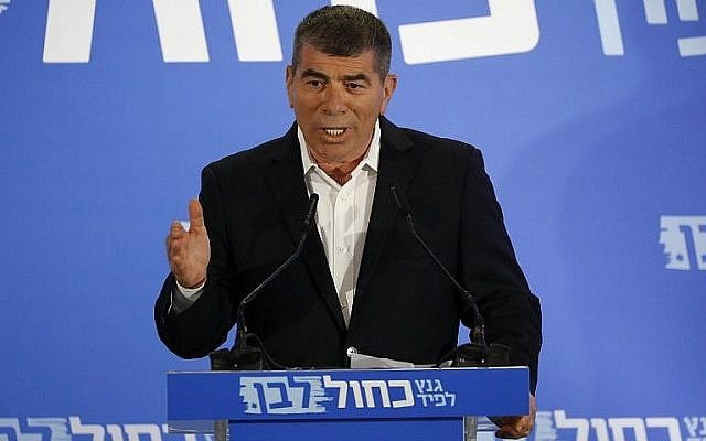 L'ancien chef d'état-major de Tsahal Gabi Ashkenazi prend la parole lors du lancement officiel du nouveau parti Kakhol lavan à Tel Aviv, le 21 février 2019. (Jack Guez/AFP)