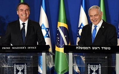 Le président brésilien Jair Bolsonaro, à gauche, et le Premier ministre israélien  Benjamin Netanyahu lors d'une conférence de presse à la résidence du Premier ministre, à Jérusalem, le 31 mars 2019. (Crédit : Debbie Hill/POOL/AFP)