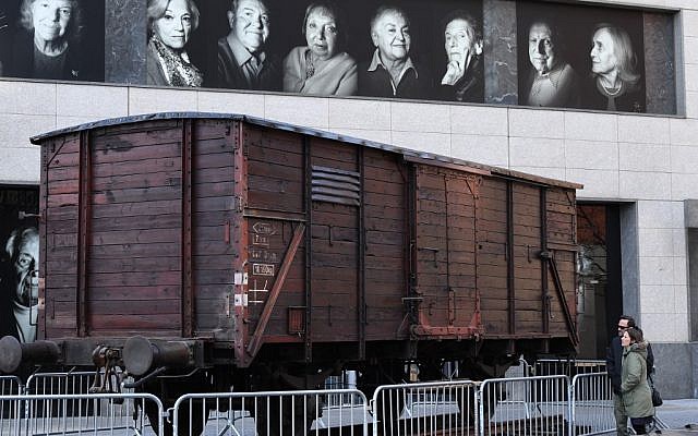 A Auschwitz Avec Les Derniers Témoins Français The Times - 