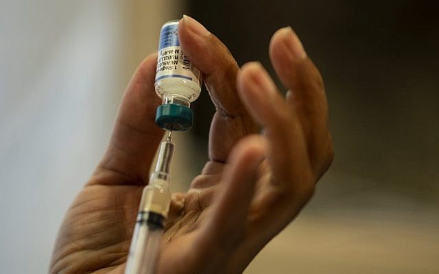 Une infirmière prépare le vaccin contre la rougeole, les oreillons et la rubéole au département de la Santé du comté de Rockland, à Haverstraw, dans le comté de Rockland County, à New York. Illustration. (Crédit : Johannes Eisele/AFP)