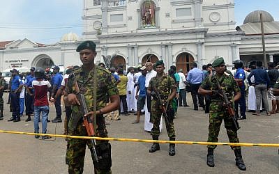 Les personnels de sécurité sri-lankais aux abords d'une église suite à une explosion survenue au tombeau de Saint-Antoine à Kochchikade, le 21 avril 2019 (Crédit :  ISHARA S. KODIKARA / AFP)