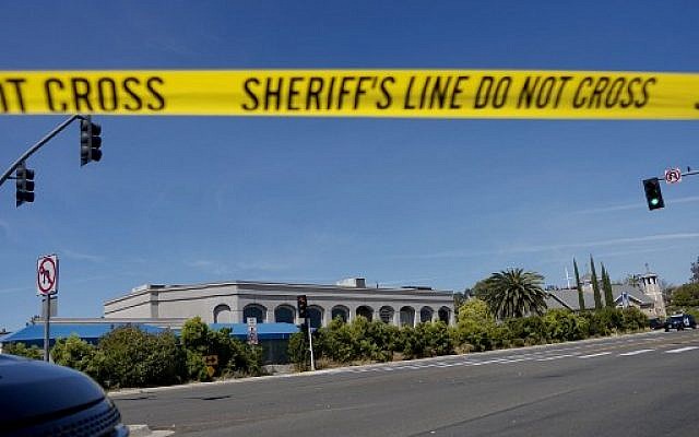 La synagogue Habad de Poway, en Californie, après une fusillade, le 27 avril 2019 (Crédit : SANDY HUFFAKER / AFP)