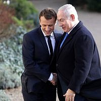 Le président français Emmanuel Macron, à gauche, serre la main du Premier ministrte Benjamin Netanyahu à son arrivée au palais de l'Elysée, à Paris, le 10 décembre 2017. (Crédit : AFP PHOTO / Ludovic MARIN)