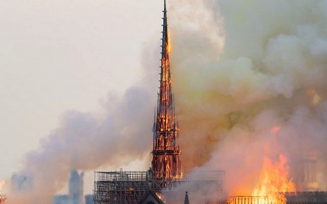 La flèche de la Cathédrale Notre-Dame de Paris, avant son effondrement lors de l'incendie qui a touché l'édifice, le 15 avril 2019. (Crédit photo : FABIEN BARRAU / AFP)