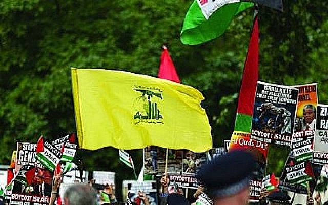 Photo d'illustration : un drapeau du Hezbollah pendant un rassemblement al-Quads à Londres (Crédit :Steve Winston/via Jewish News)