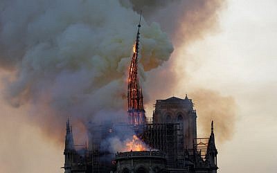 La flèche de la Cathédrale Notre-Dame de Paris, lors de son effondrement lors de l'incendie qui a touché l'édifice, le 15 avril 2019. (Crédit : GEOFFROY VAN DER HASSELT / AFP)