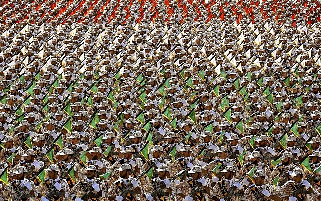 Les membres des Gardiens de la Révolution durant une parade militaire au mausolée de l'Ayatollah Khomeini, en périphérie de Téhéran,le 22 septembre 2019. (Crédit : AP/ Ebrahim Noroozi)