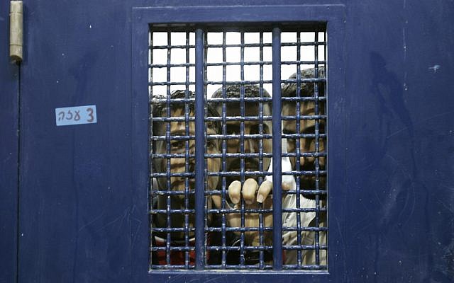 Des prisonniers palestiniens dans leur cellule avant leur libération de la prison de Ketziot, dans le sud d'Israël, le 1er octobre 2007. (Crédit : AP Photo/Ariel Schalit)