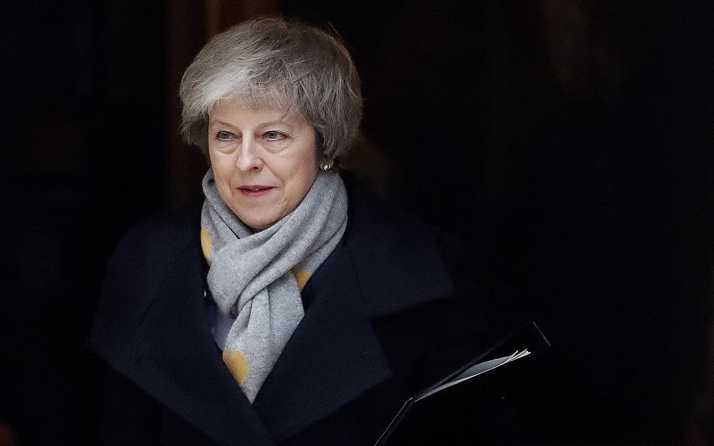 Theresa May quitte une rencontre du cabinet au 10, Downing Street à Londres, le 15 janvier 2019 (Crédit :  AP/Frank Augstein)