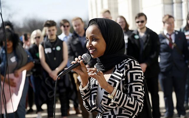 Ilhan Omar, siégeant à la Chambre des représentante américaine, prend la parole pour soutenir les élèves LGBTQ et les autres lycéens de l'État du Minnesota qui ont marché vers le Capitole, le jeudi 21 mars 2019, à St Paul, Minnesota. (AP/Jim Mone)
