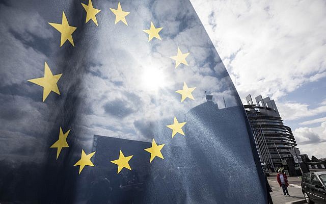 Le drapeau européen devant le parlement européen, à Strasbourg, le 26 mars 2019. (Crédit : AP Photo/Jean-Francois Badias)