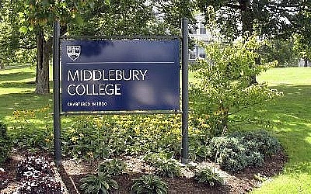 L'enseigne du Middlebury College sur le campus de Middlebury, dans le Vermont,  le 31 août 2017. (Crédit : Wilson Ring/AP Photo/Archives)