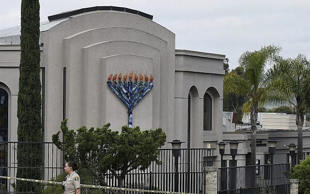 Une adjointe au shérif de San Diego devant la synagogue 'Habad de Poway, en Californie, au lendemain d'une fusillade dans le lieu de culte, le 28 avril 2019. (Crédit :  AP Photo/Denis Poroy)