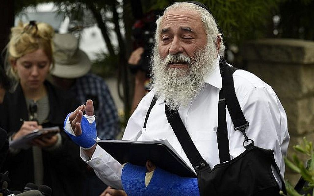 Le rabbin Yisroel Goldstein lors d'une conférence de presse dans la synagogue 'Habad de Poway, en Californie, suite à une fusillade qui a eu lieu la veille dans le lieu de culte lors du dernier jour de Pessah, le 28 avril 2019 (Crédit :AP Photo/Denis Poroy)