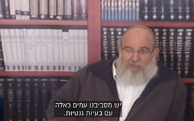 Le rabbin Eliezer Kashtiel, directeur de l'académie pré-militaire de l'implantation de Eli en Cisjordanie. (Capture d'écran : Treizième chaîne)
