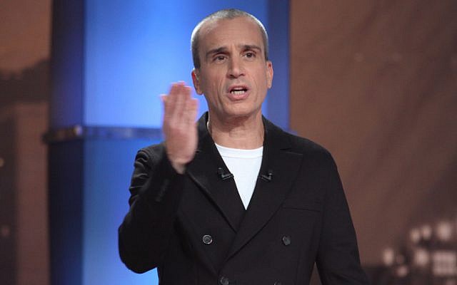 Le présentateur israélien de télévision Avri Gilad, le 2 février 2011 (Crédit : Oren Nahshon/Flash 90/File)