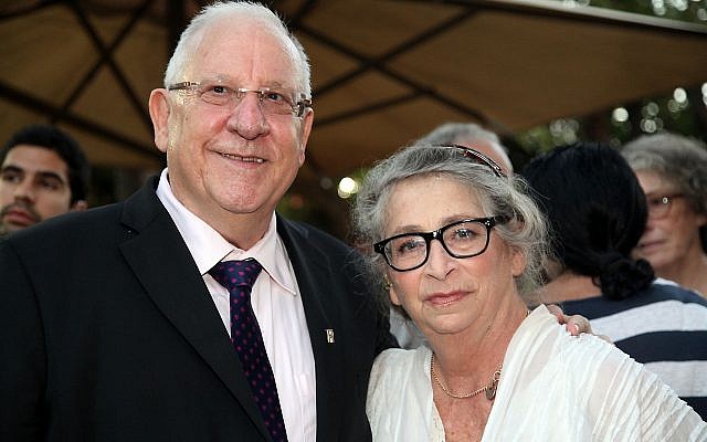 Le président Reuven Rivlin et sa femme Nechama Rivlin, durant une cérémonie de l'ambassade de Françe, à Jaffa, le 18 juin 2014. (Crédit : Gideon Markowicz/Flash90)