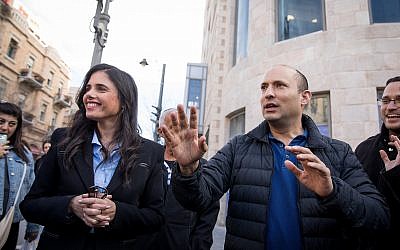 Le ministre de l'Éducation, Naftali Bennett, et la ministre de la Justice, Ayelet Shaked, du parti HaYamin HaHadash, lors d'une tournée électorale dans le centre de Jérusalem, le 23 janvier 2019. (Noam Revkin Fenton/Flash90)