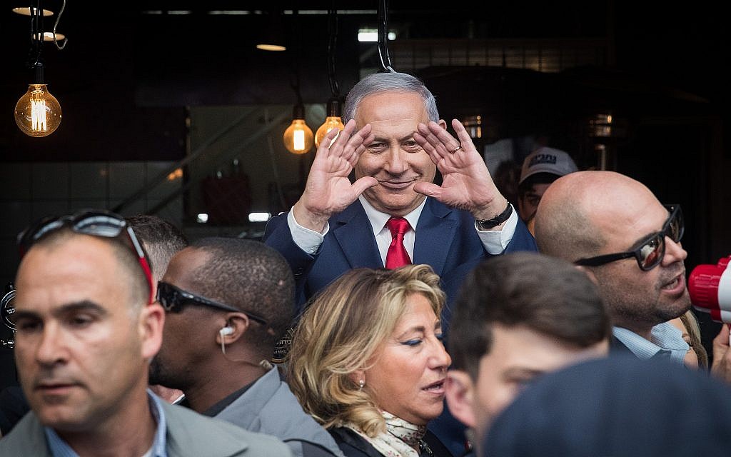 Le Premier ministre Benjamin Netanyahu en visite sur le marché Mahane Yehuda de Jérusalem lors de sa campagne électorale, le 8 avril 2019. (Yonatan Sindel/Flash90)