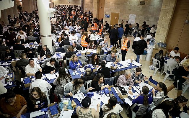 La commission centrale électorale compte les bulletins restants des soldats et des votes par correspondance à la Knesset à Jérusalem, le 10 avril 2019. (Noam Revkin Fenton/Flash90)