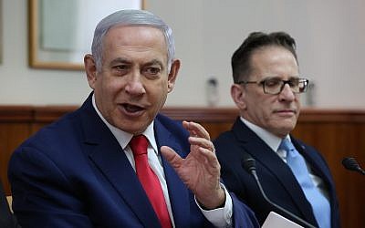 Illustration : Benjamin Netanyahu, alors Premier ministre, dirigeant la réunion hebdomadaire du cabinet du Premier ministre, aux côtés du le secrétaire du Cabinet, Tzahi Braverman, à Jérusalem, le 17 mars 2019. (Crédit : Amit Shabi/Pool)