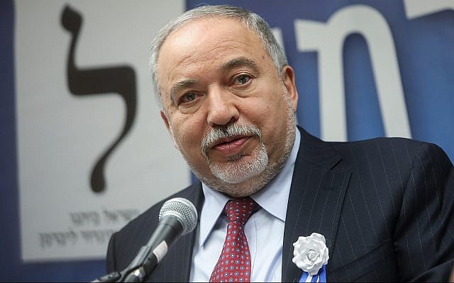 Le leader du parti Yisrael Beytenu lors d'une réunion de faction à la Knesset, le 30 avril 2019 (Crédit :  Noam Revkin Fenton/Flash90)