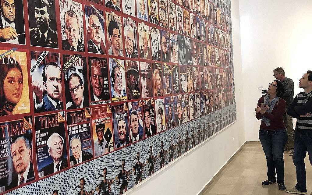 "Jesslyn Fax Stories," un pastiche des couvertures du magazine Time, à l'entrée d'une exposition au musée d'Art de Haïfa (Crédit : Jessica Steinberg/Times of Israel)